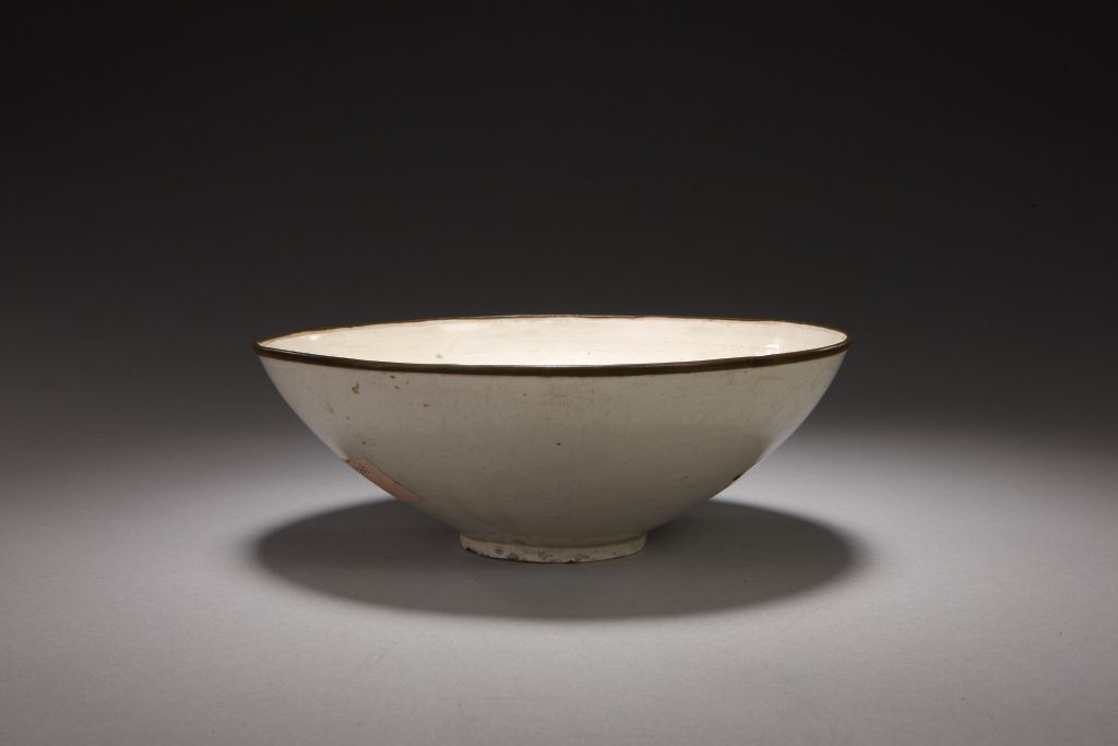 图片[1]-Dingyao white glaze bowl with mandarin duck, egret and lotus patterns-China Archive